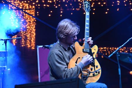 Včeraj je prvi koncert Pravljičnega Kamnik privabil število obiskovalcev (42)